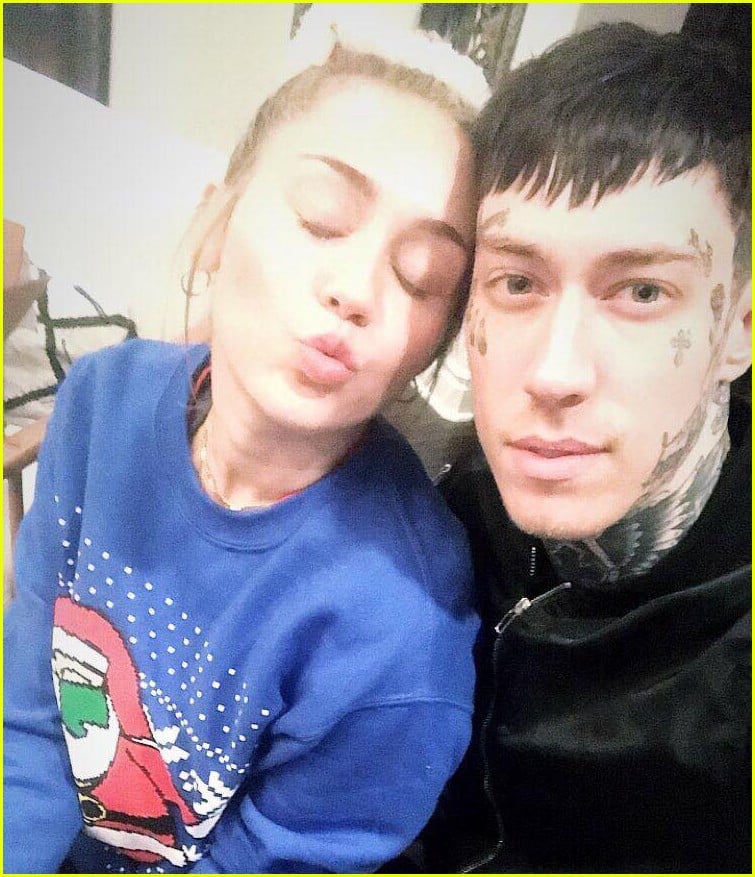 miley cyrus is celebrating christmas with her siblings pets 01