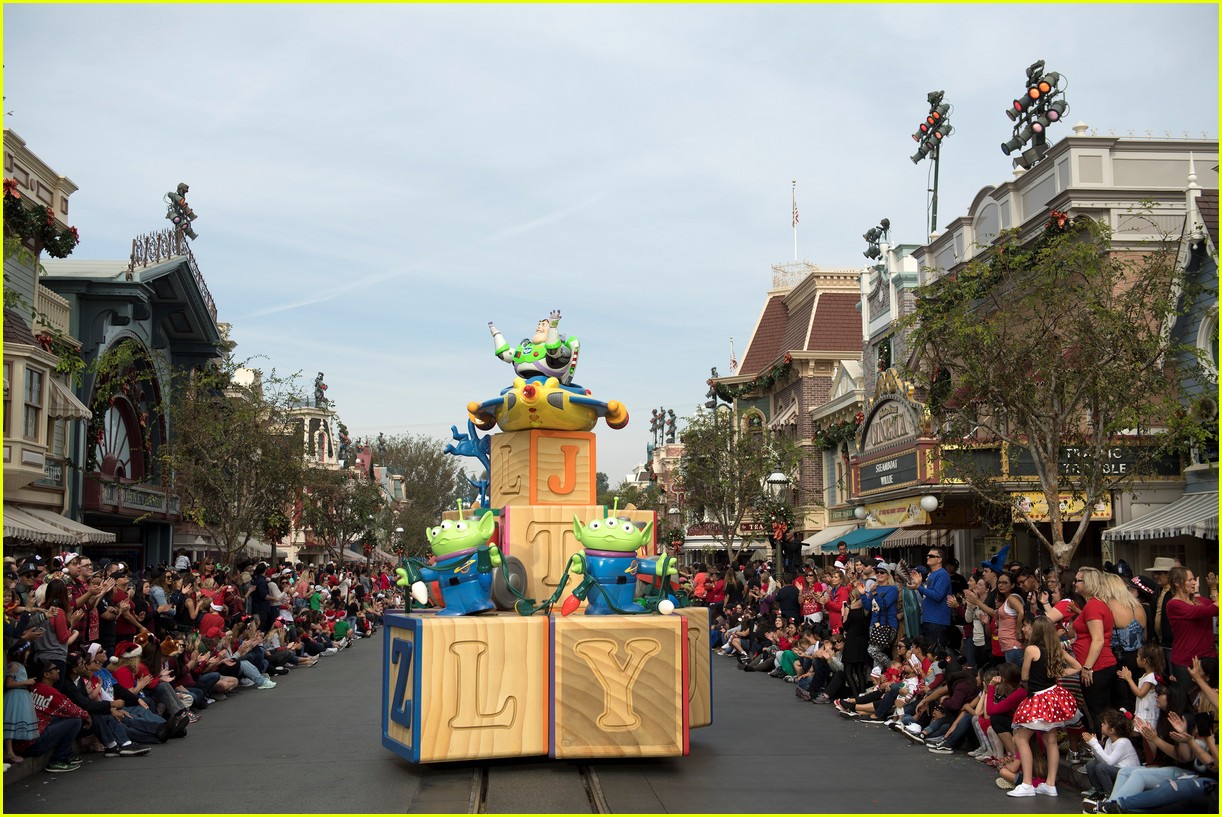 Full Sized Photo of disneys magical christmas celebration 2017 47