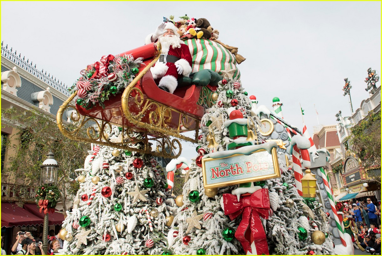 Full Sized Photo of disneys magical christmas celebration 2017 50