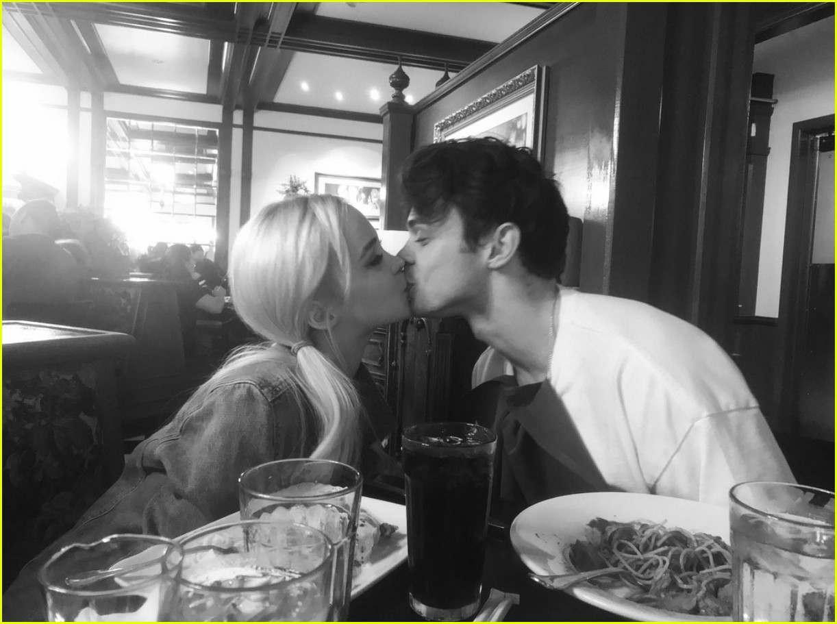 Dove Cameron Shares Sweet Throwback Pic With Thomas Doherty Photo