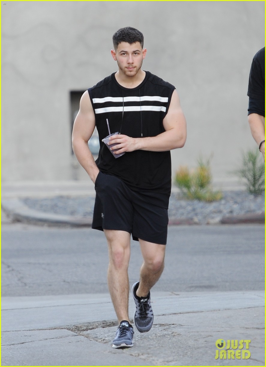 Nick Jonas' Muscles Look So Buff Even Before His Workout! | Photo ...