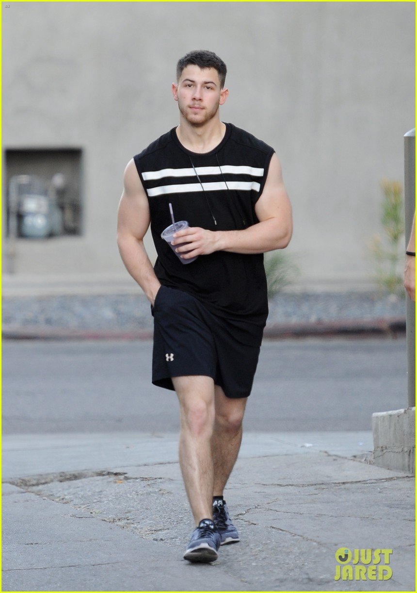 Nick Jonas' Muscles Look So Buff Even Before His Workout! | Photo ...