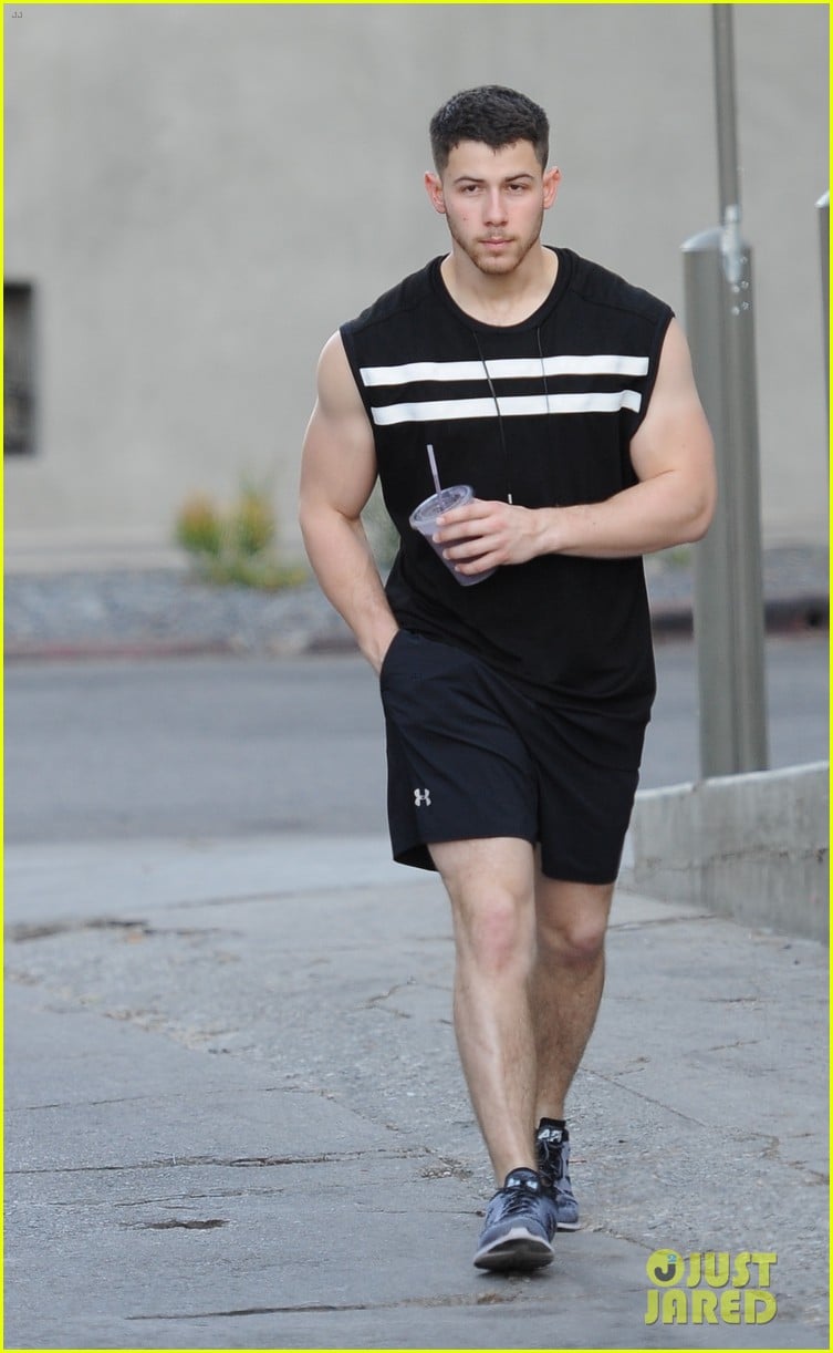 Nick Jonas' Muscles Look So Buff Even Before His Workout! | Photo ...