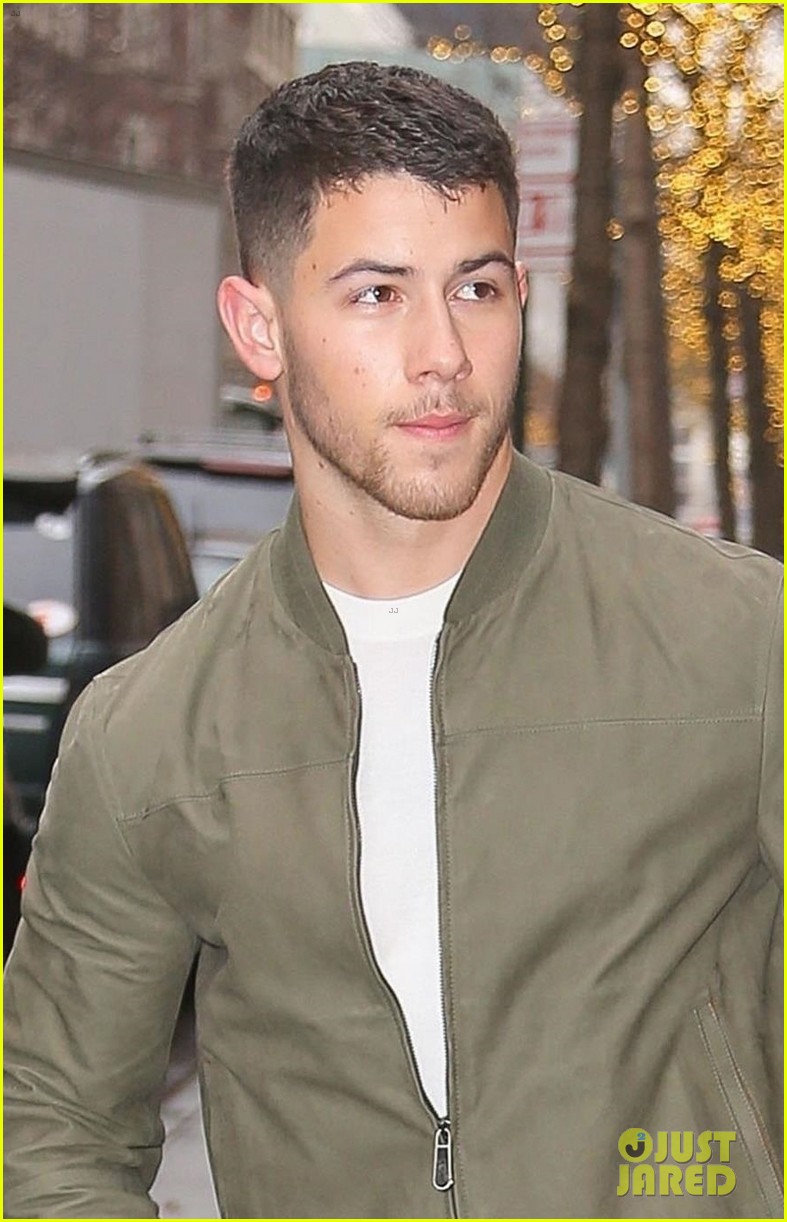 Nick Jonas Performs Surprise Concert For Fans in NYC! | Photo 1128457 ...