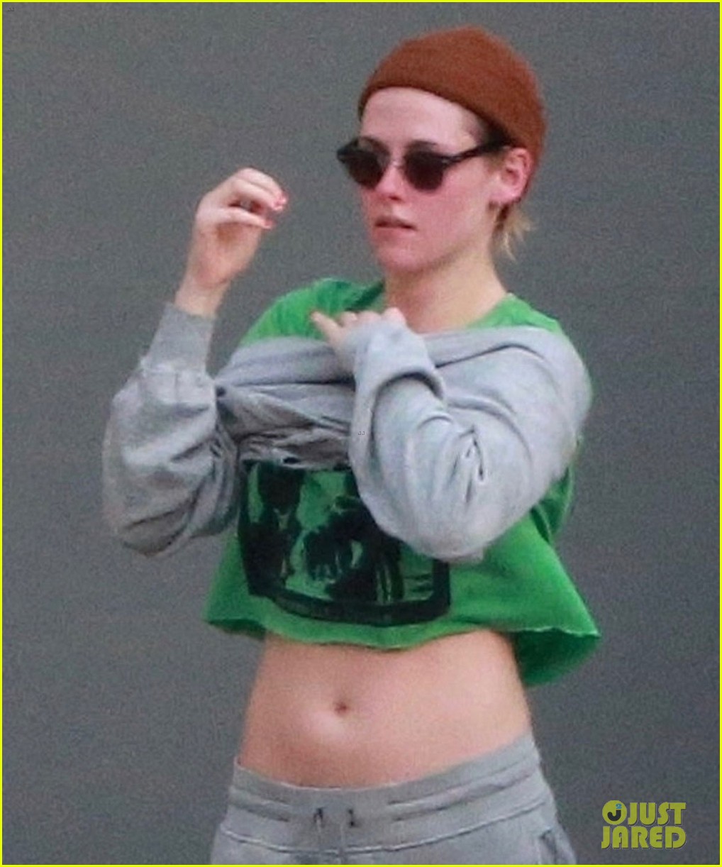 Kristen Stewart Steps Out For Spa Day After Attending Anton Yelchin Exhibit Photo 1129086