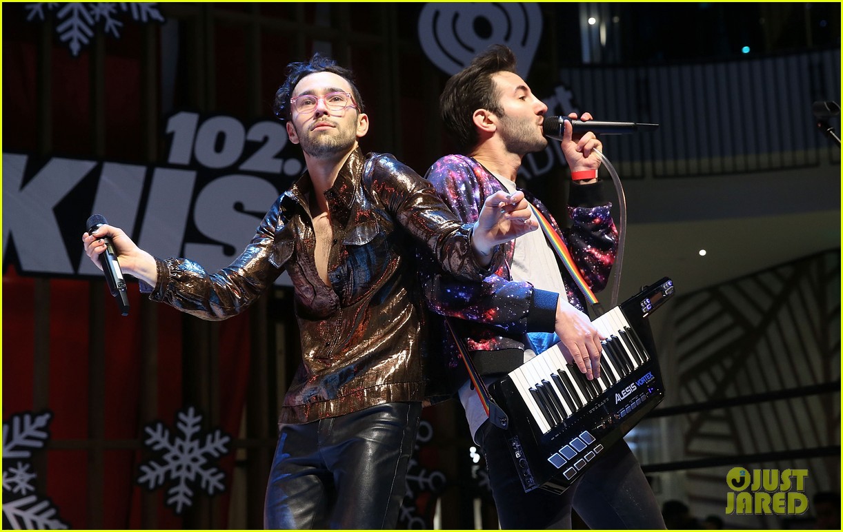 Max Performs Last Show Of 17 At Westfield Century City Holiday Concert Photo Max Schneider Pictures Just Jared Jr