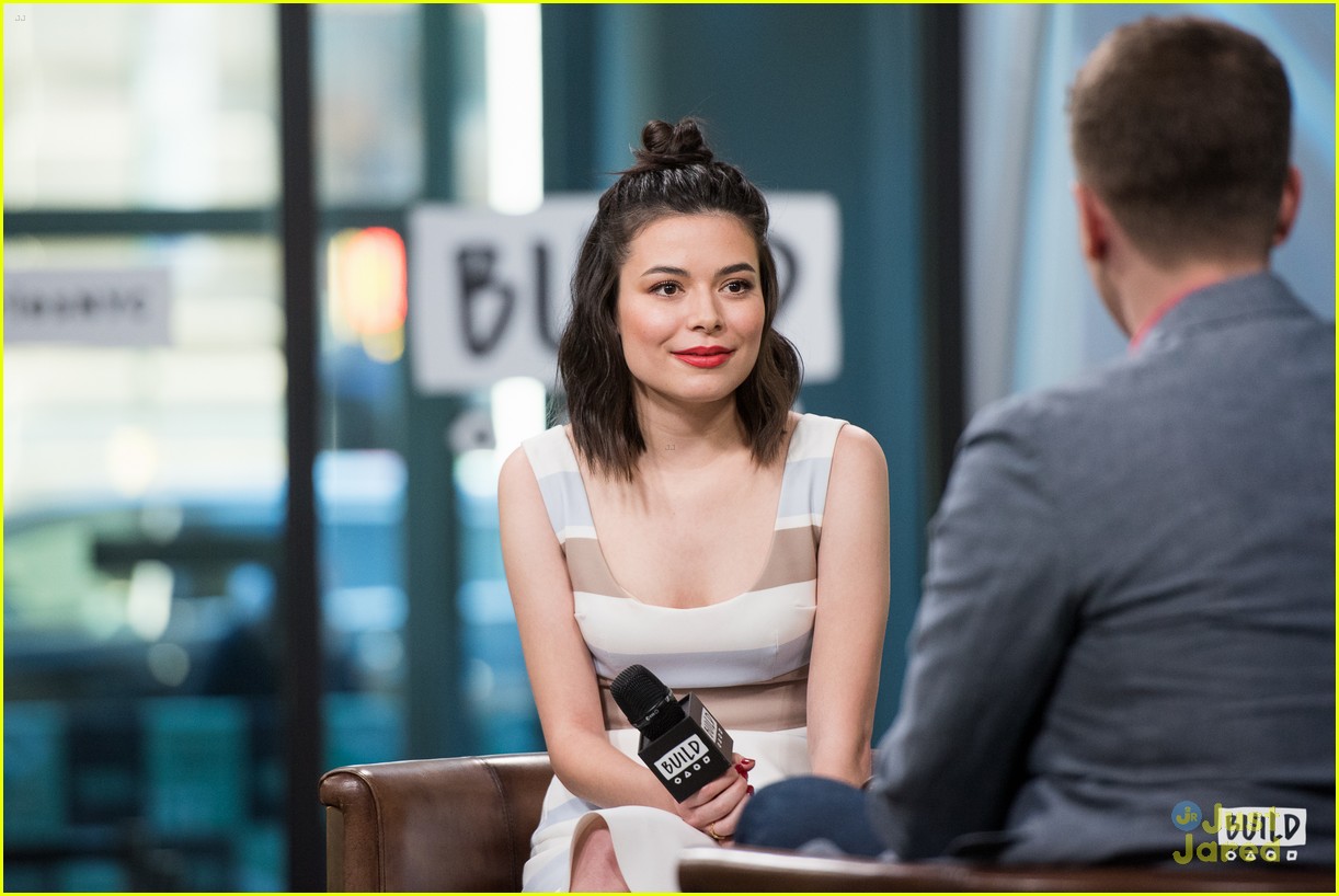 Full Sized Photo of miranda cosgrove no miss icarly build