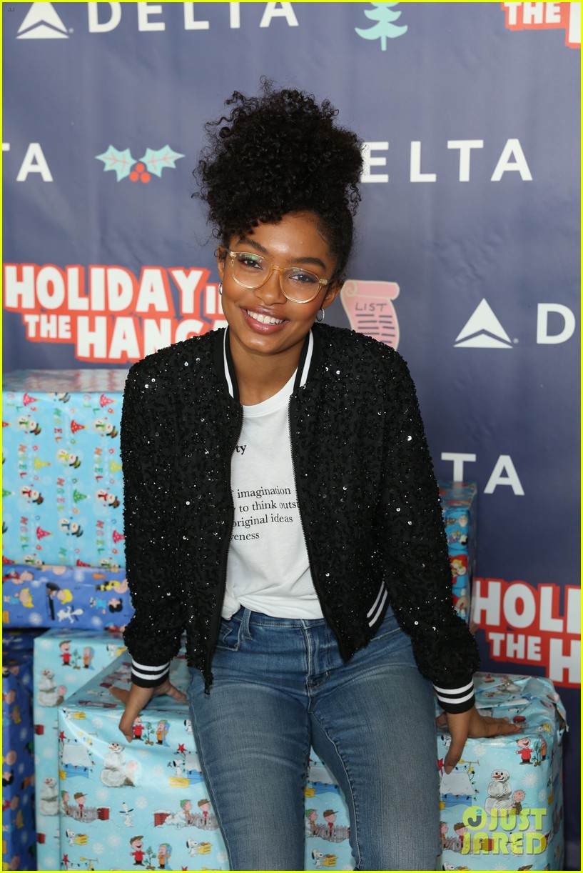 Yara Shahidi Surprises Kids at Holiday In The Hangar | Photo 1127464