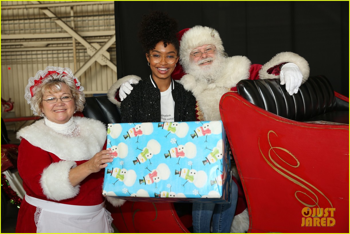 Yara Shahidi Surprises Kids at Holiday In The Hangar | Photo 1127467