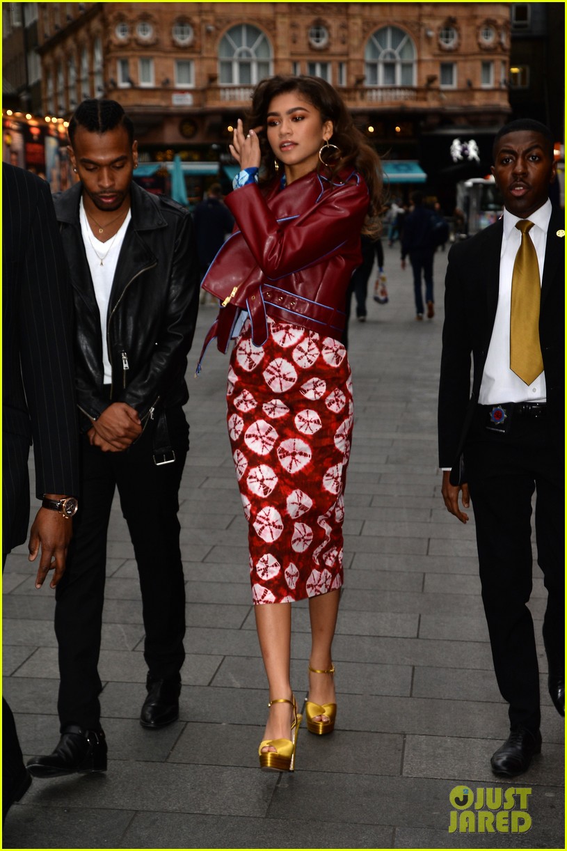 Zac Efron & Zendaya Meet Some Lucky London Fans! | Photo 1126860