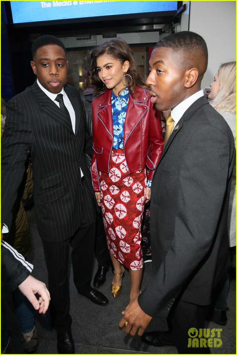 Zac Efron & Zendaya Meet Some Lucky London Fans! | Photo 1126864