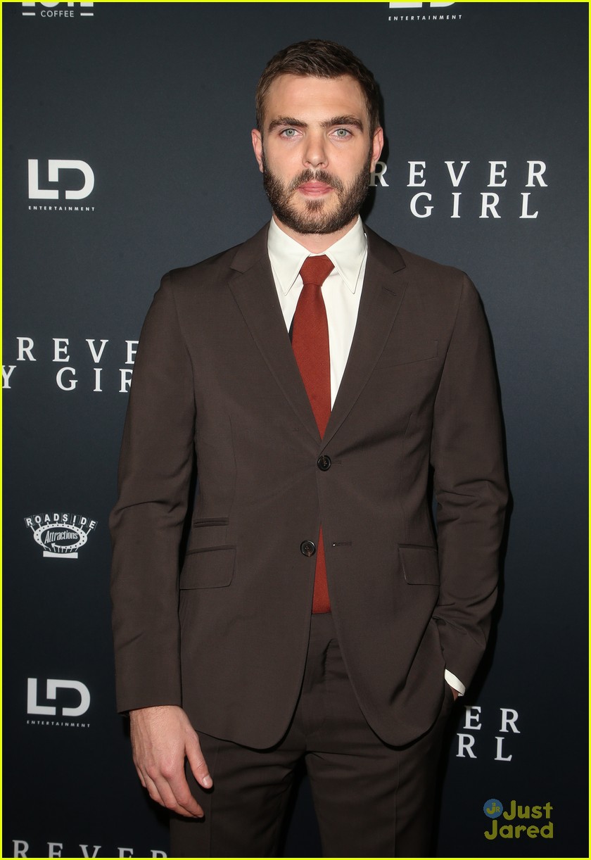 Alex Roe Suits Up For 'Forever My Girl' Premiere in LA | Photo 1133267 ...