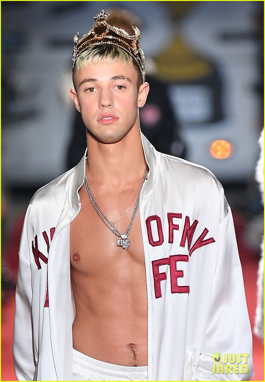 Cameron Dallas is Shirtless Royalty at Dolce & Gabbana Show in Milan: Photo  1132796 | Cameron Dallas, Shirtless Pictures | Just Jared Jr.