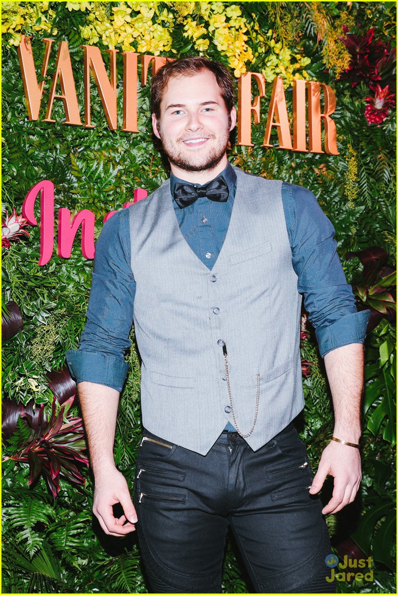 13 Reasons Why’s Tommy Dorfman Rocks a Dress at Pre-Golden Globes Party