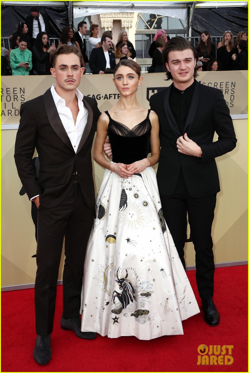 Natalia Dyer, Dacre Montgomery, & Joe Keery Hit The SAG Awards 2018 Red ...