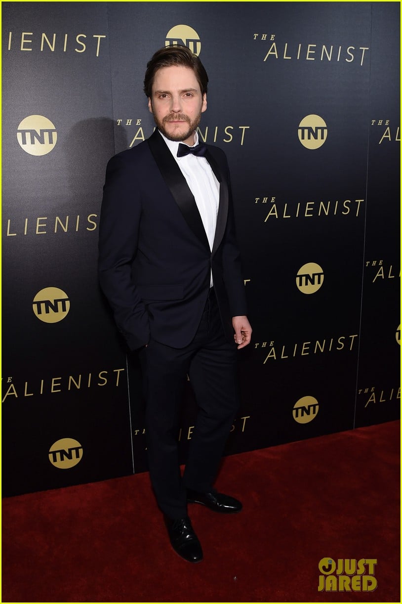 Dakota Fanning Goes Pretty in Black for 'The Alienist' Premiere in NYC