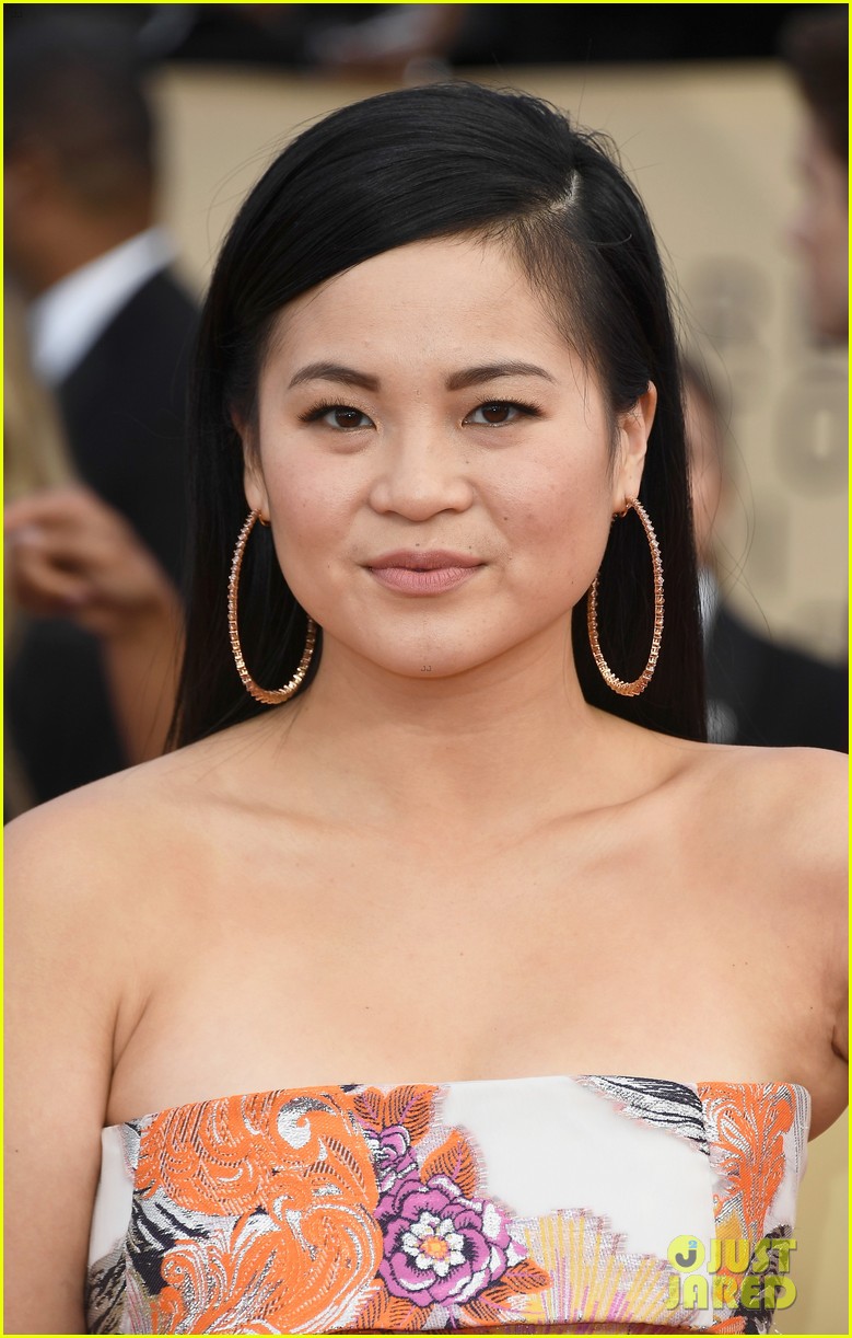 Full Sized Photo of gina rodriguez yael kelly marie tran sag 2018 07