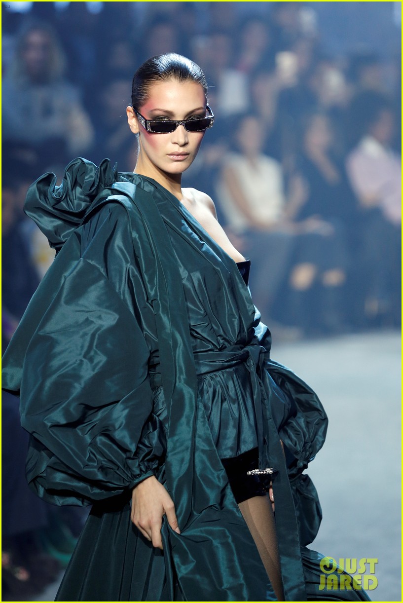 Full Sized Photo of bella hadid alexandre vauthier show paris 17