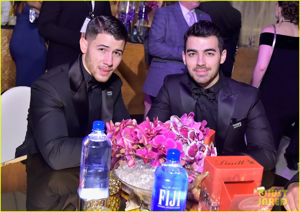 Joe Jonas' Blue Hair: Singer Shows Off Edgy New Look at 2015 Golden Globes - wide 2