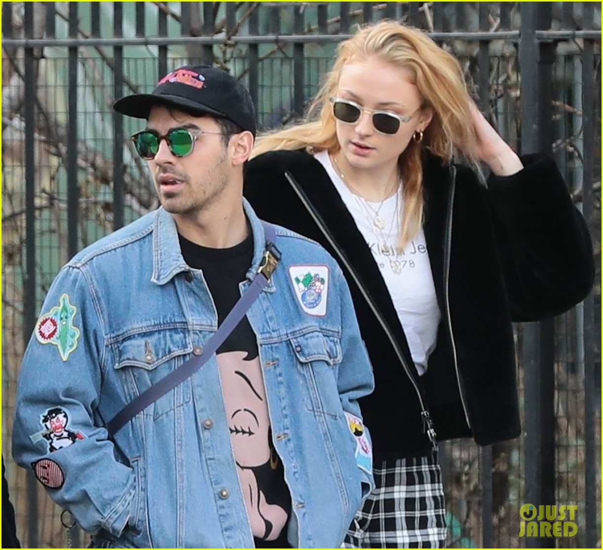 Joe Jonas & Sophie Turner Couple Up for Saturday Morning Stroll | Photo ...