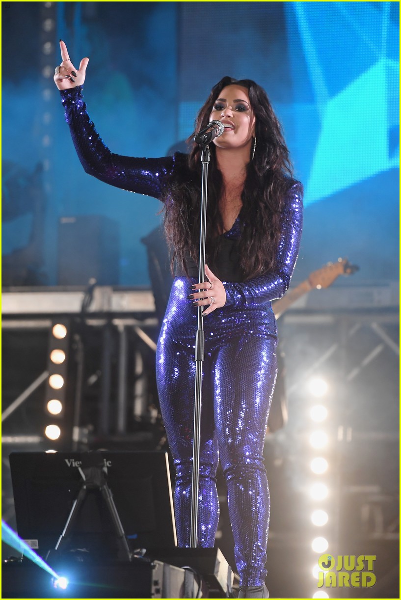 Demi Lovato Rocks Out In Miami On New Year S Eve Photo 1130609 Photo Gallery Just Jared Jr