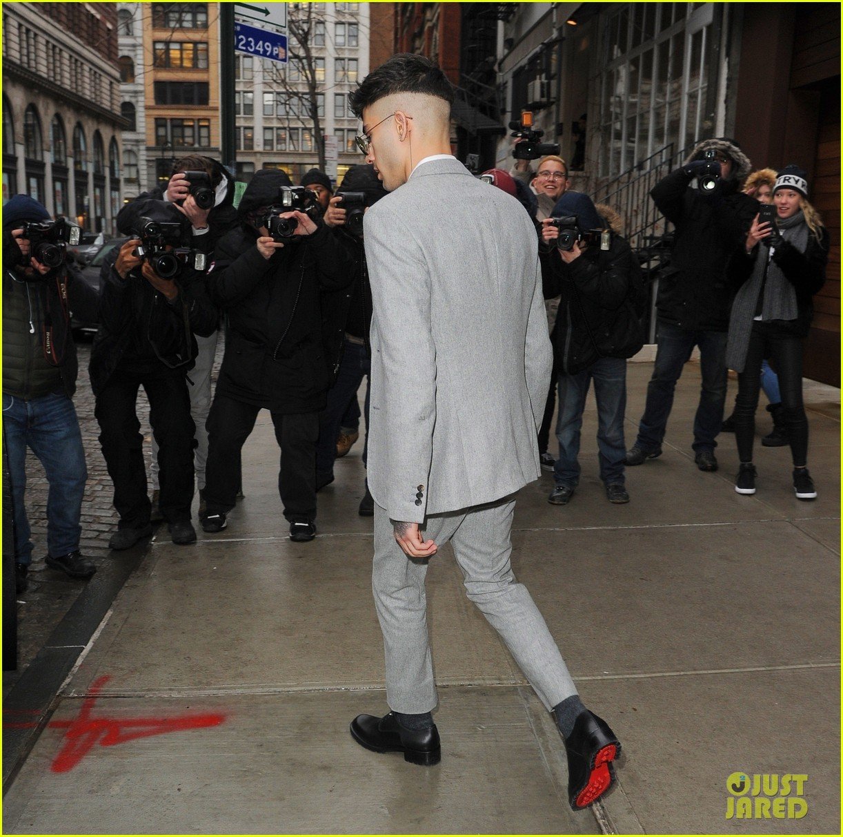 Zayn Malik Looks So Handsome In His Grey Suit Photo 1133355 Photo Gallery Just Jared Jr 