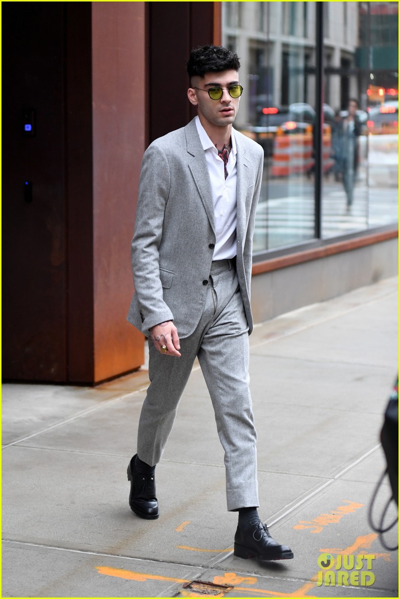 Zayn Malik Looks So Handsome In His Grey Suit Photo 1133361 Photo Gallery Just Jared Jr 