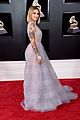 julia michaels stuns in plunging purple gown at grammys 2018 04