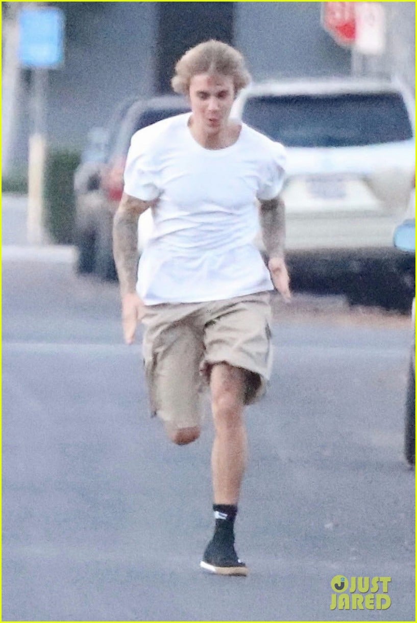 Justin Bieber Shows Off His Athletic Skills in the Street! | Photo ...