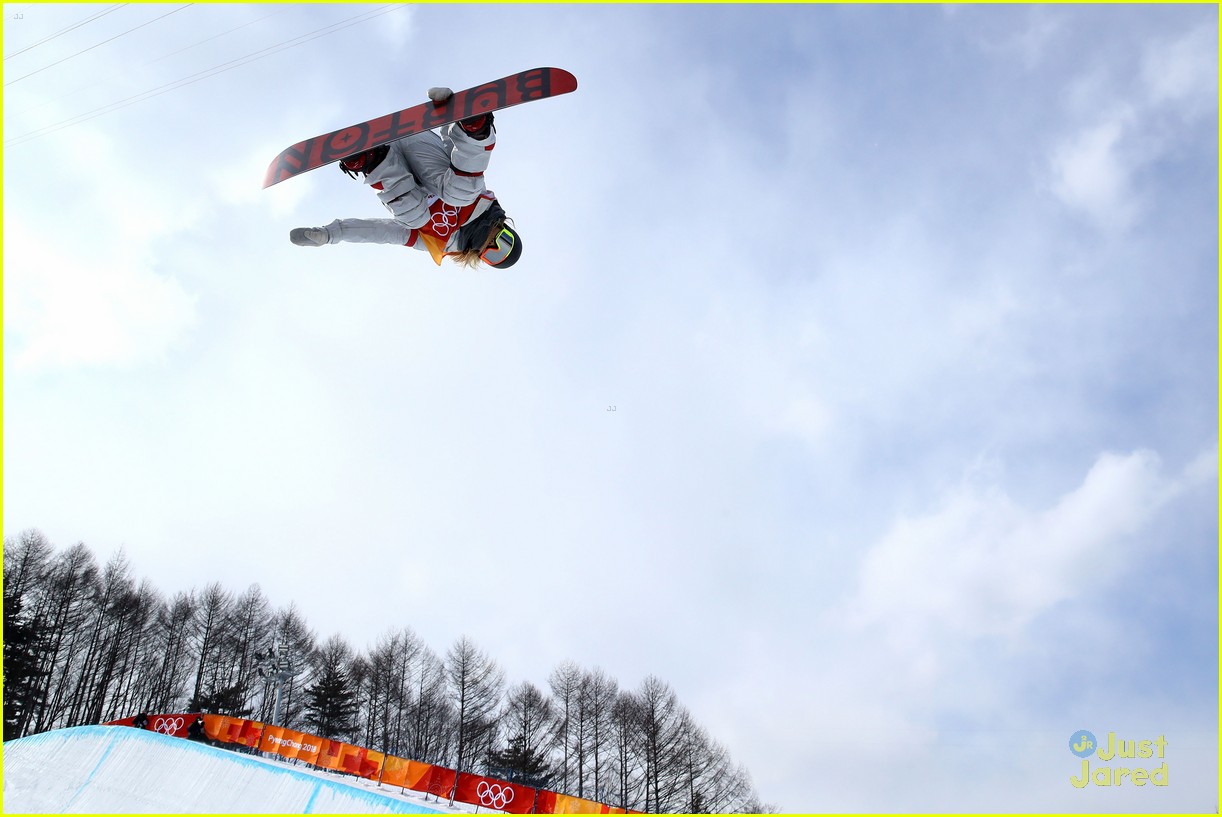 Snowboarder Chloe Kim Totally Cried After Winning the Halfpipe Gold ...