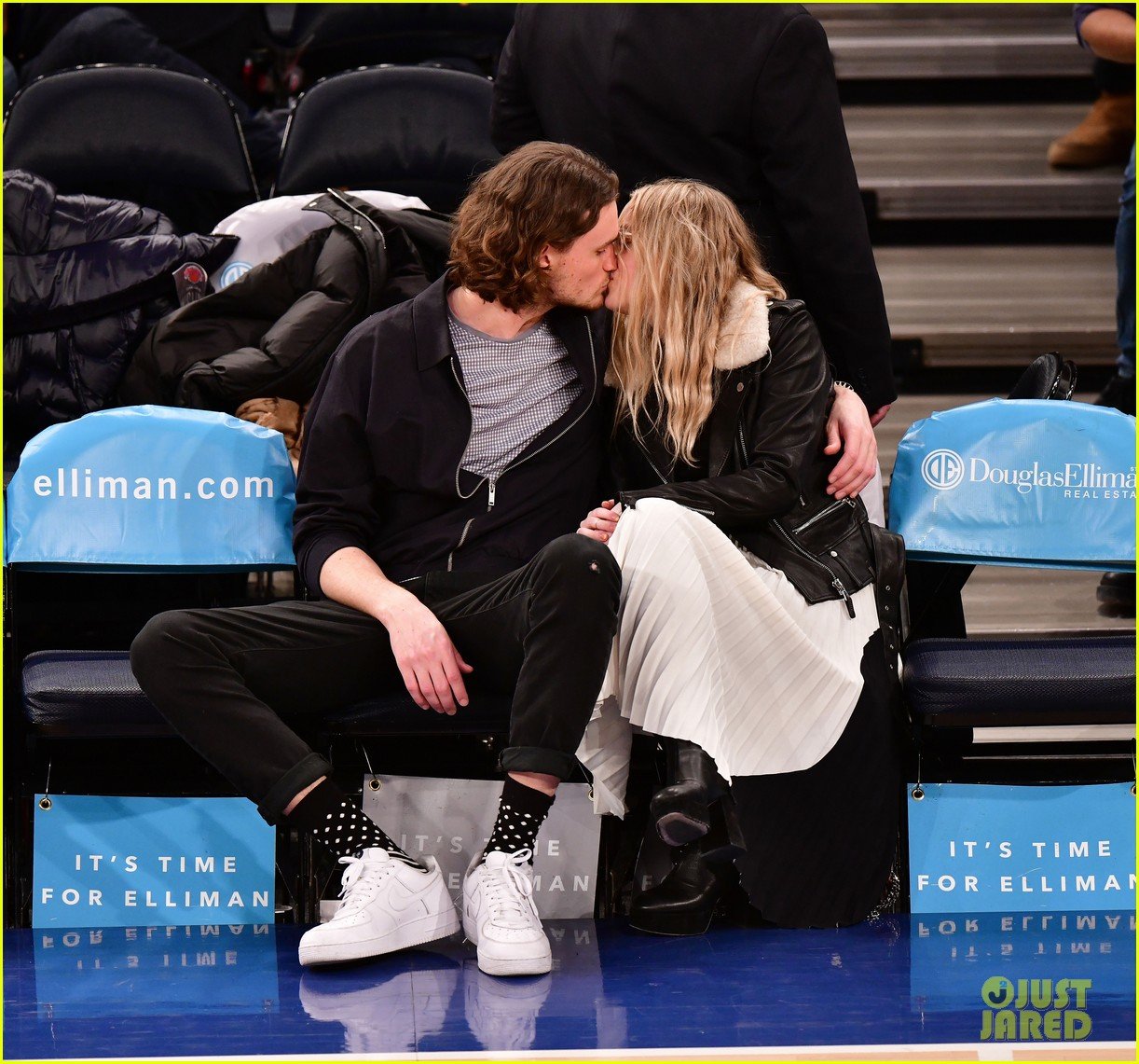 dakota fanning boyfriend henry faye courtside kiss 01