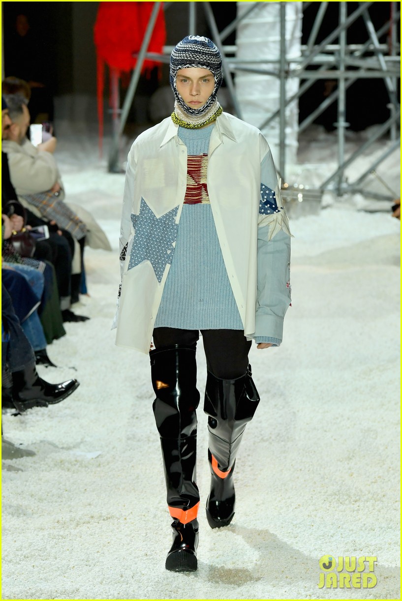 Kaia Gerber Treks Through Popcorn-Filled Runway for NYFW! | Photo ...