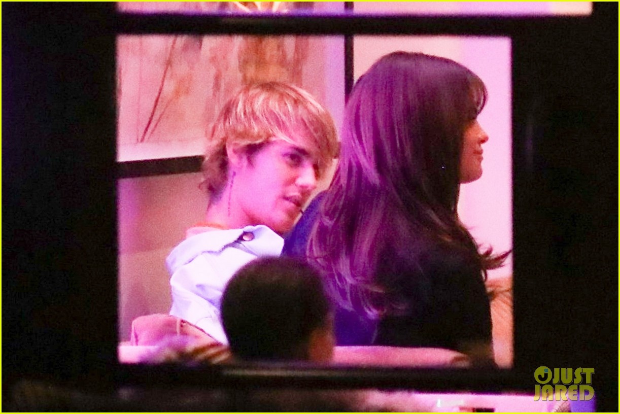 Full Sized Photo of selena gomez justin bieber valentines day dinner 35