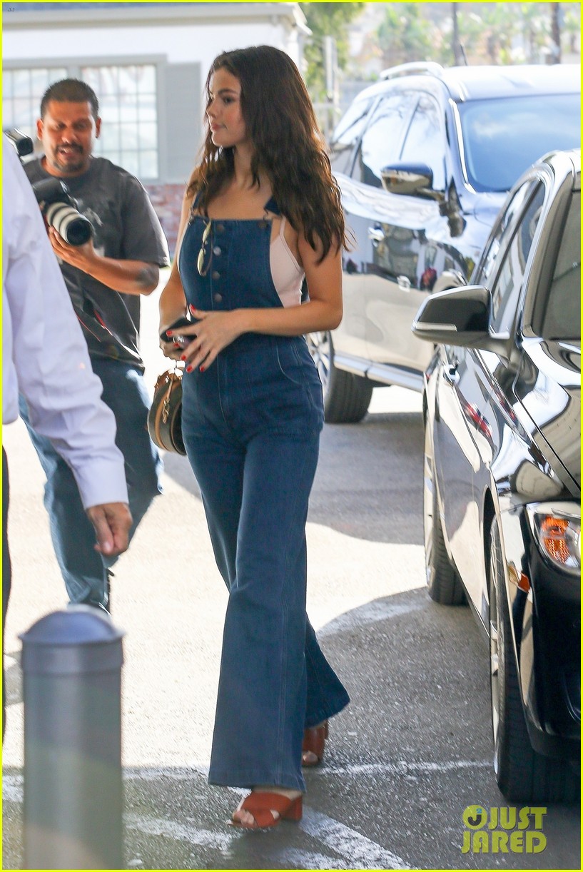 Selena Gomez Wears Wrangler Denim Overalls  Selena gomez outfits, Selena  gomez outfits casual, Selena gomez