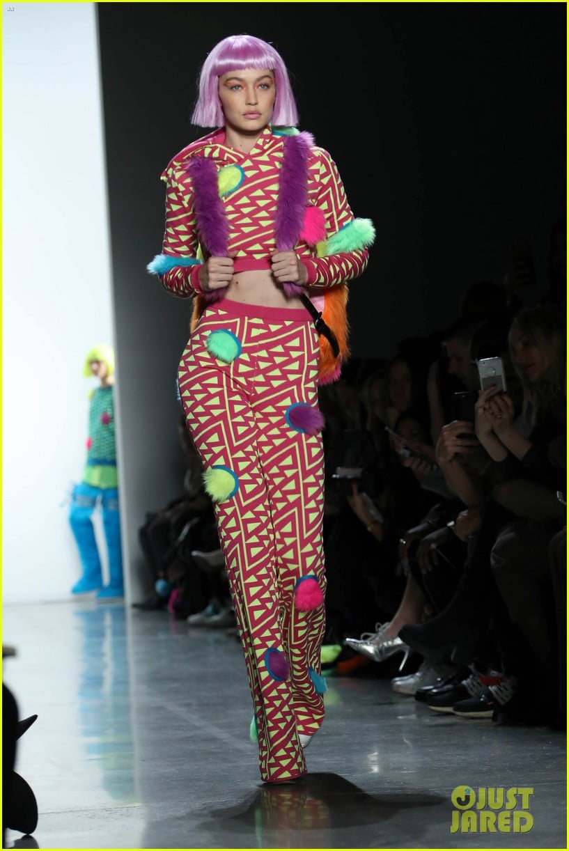 Full Sized Photo of gigi hadid rocks pink wig at jeremy scotts nyfw