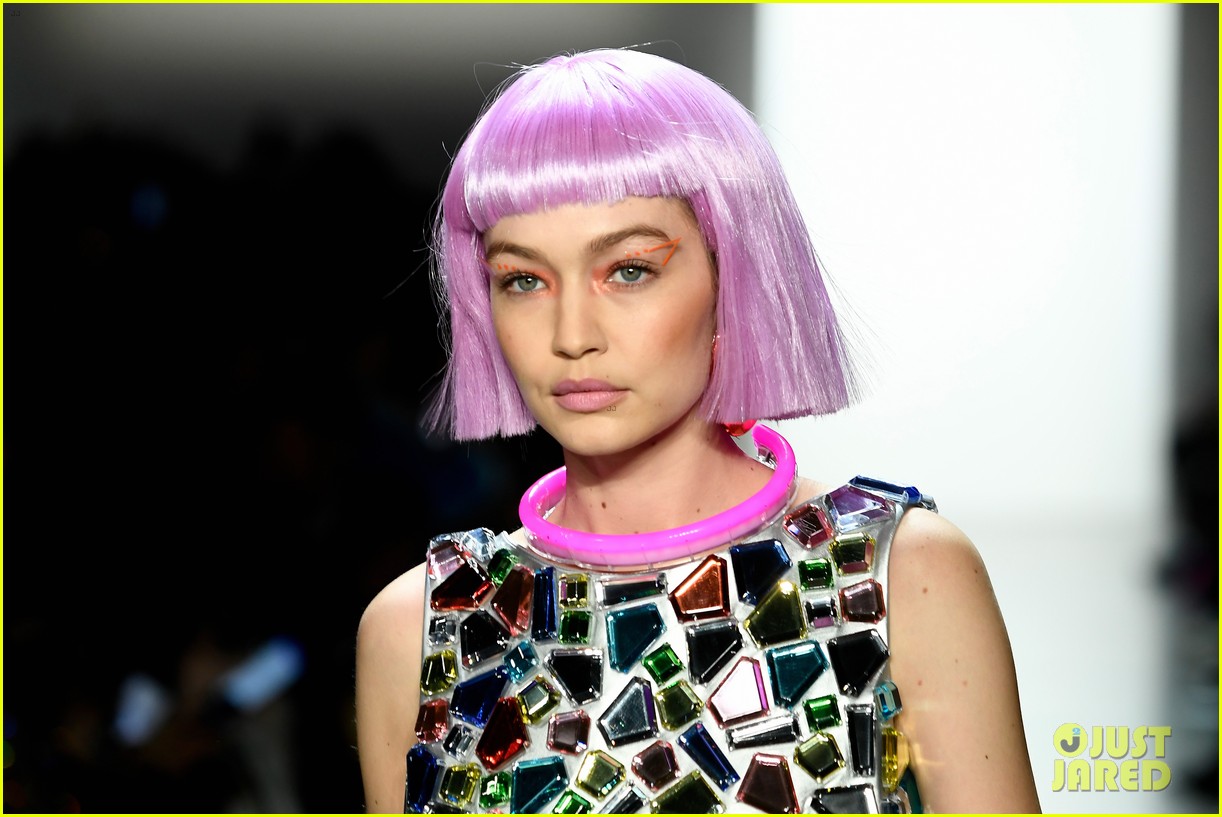 Full Sized Photo of gigi hadid rocks pink wig at jeremy scotts nyfw