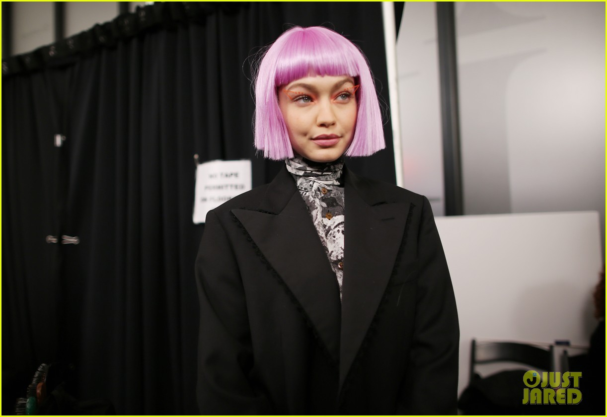 Full Sized Photo of gigi hadid rocks pink wig at jeremy scotts nyfw
