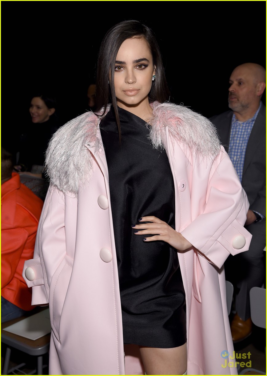 Full Sized Photo of olivia holt sofia carson marc jacobs nyfw 06