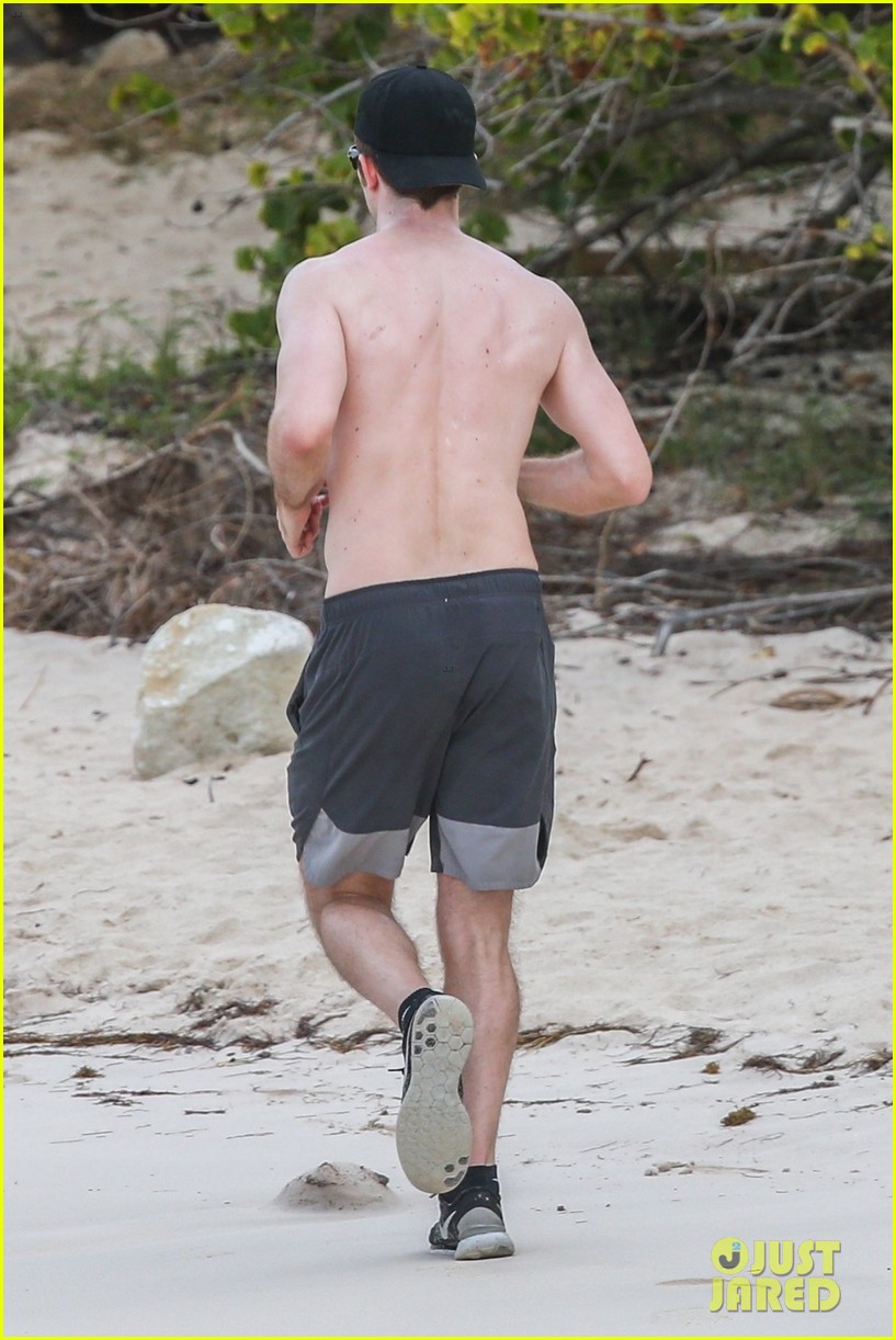Robert Pattinson Physique – Celebrity Body Type One (BT1), Male