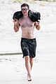robert pattinson bares ripped body while shirtless in antigua 09