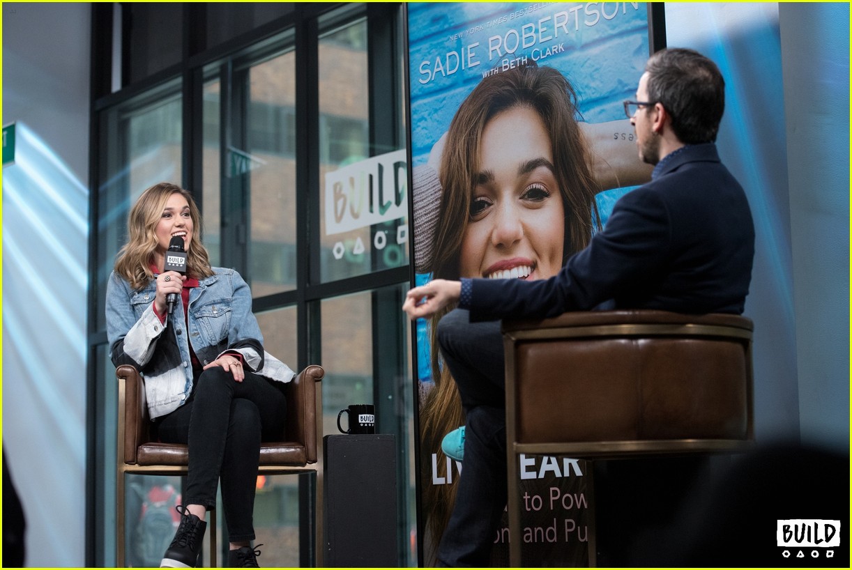 Full Sized Photo Of Sadie Robertson Celebrates Book Bestseller List 10 Sadie Robertson 0113