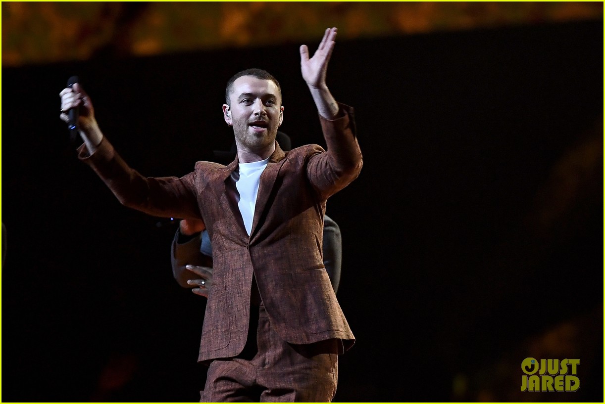 sam smith wows the crowd with too good at goodnyes performance at brit awards 2018 02
