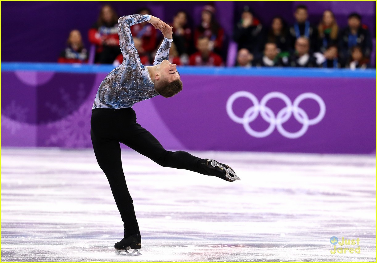 Full Sized Photo Of Figure Skating Team Event Usa Bronze Selfie Pic 01 ...