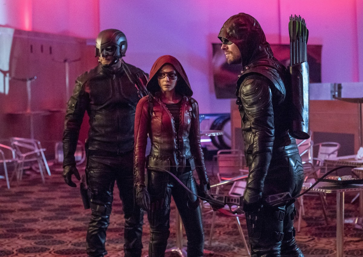 Full Sized Photo Of Arrow Colton Haynes Returns Roy Tonight 01 Thea Kisses Roy As Colton 