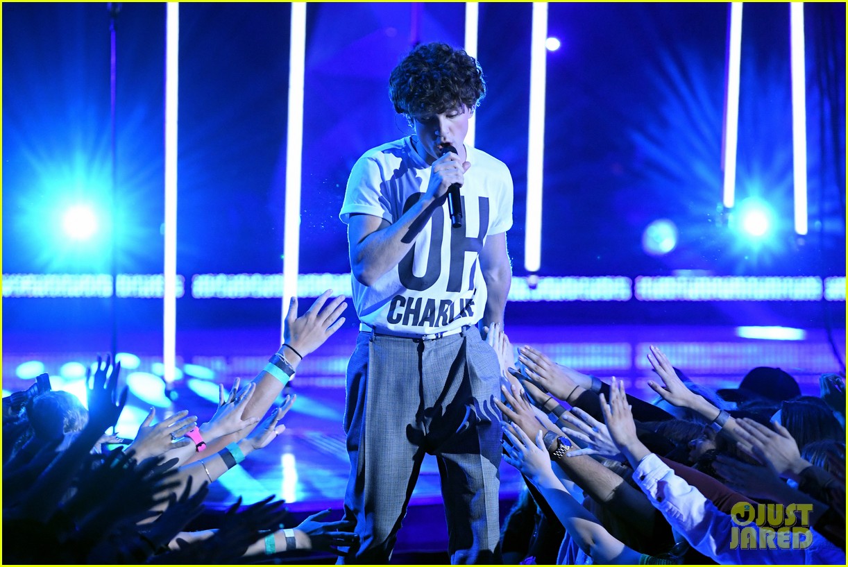charlie puth iheartradio music awards 2018 05