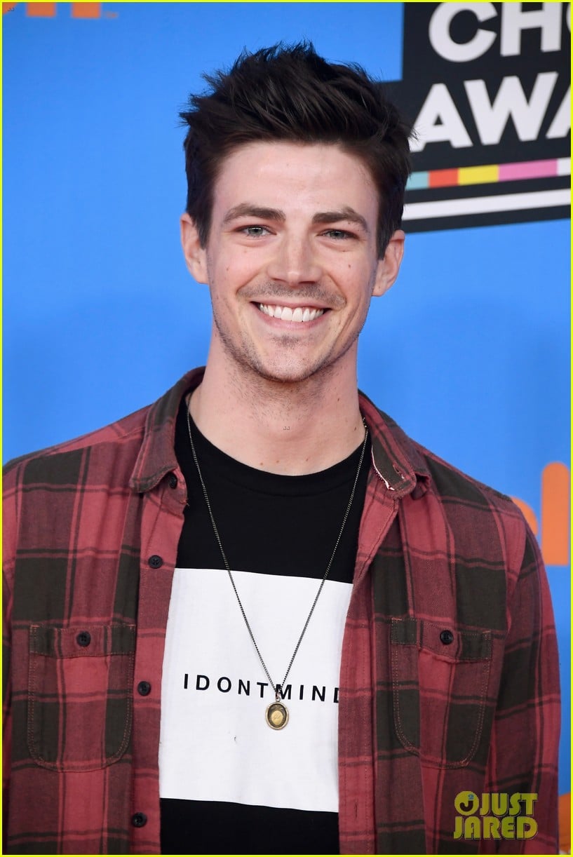 Nominee Grant Gustin Flashes a Grin at Kids' Choice Awards 2018 ...