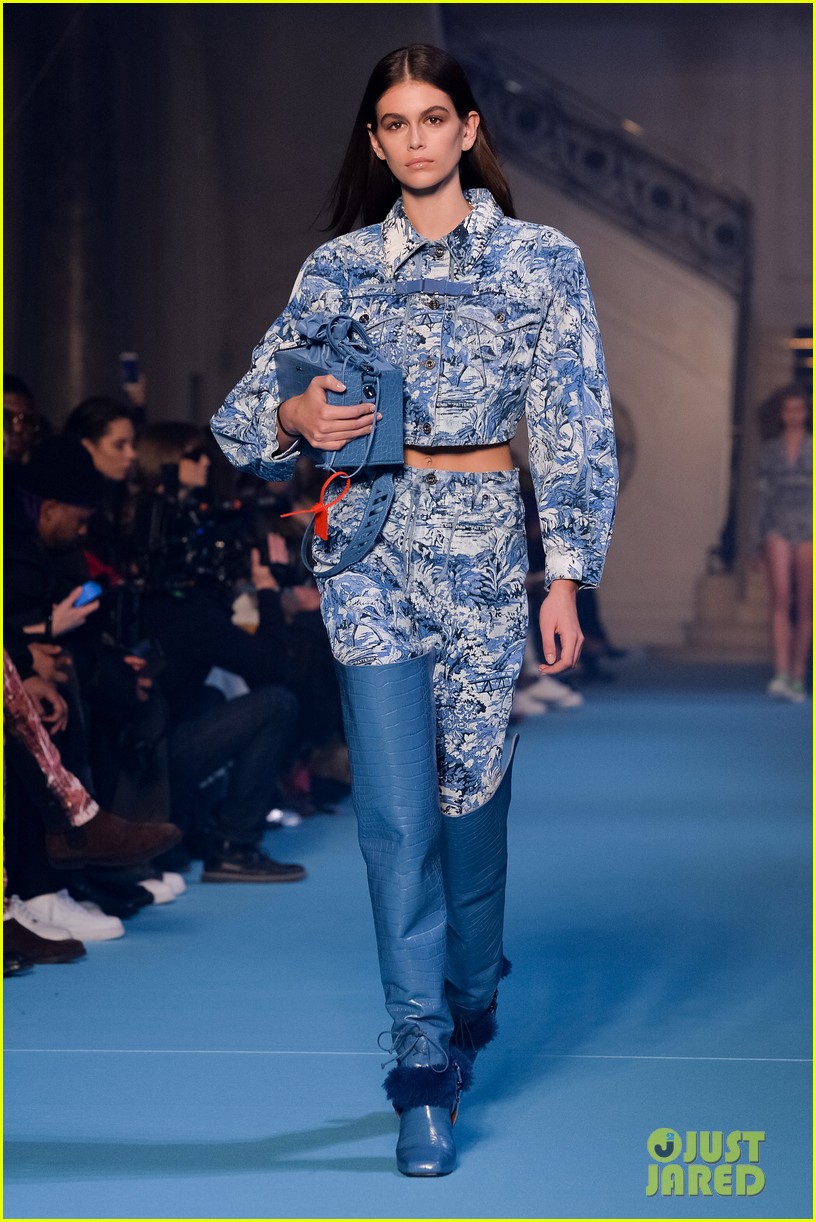 Full Sized Photo of bella hadid kaia gerber off white show 01 | Bella