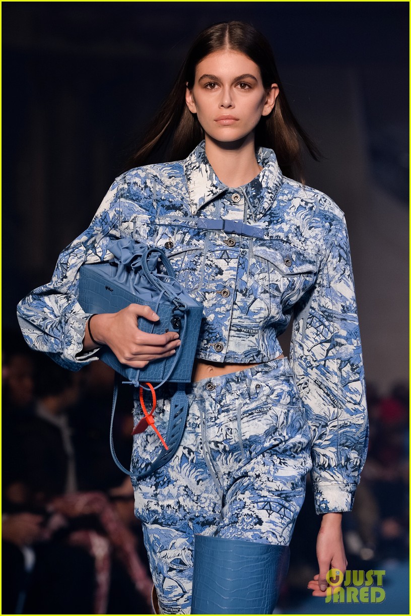 Bella Hadid Opens Off-White's Paris Show | Photo 1143668 - Photo ...