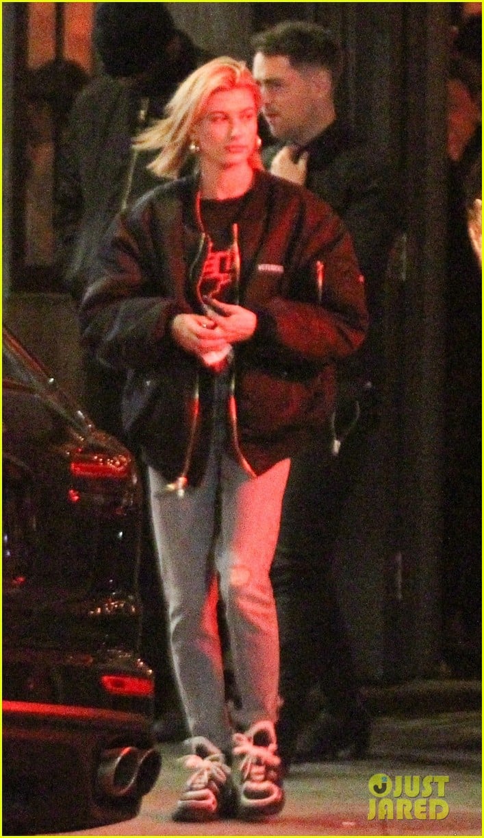 Hailey Baldwin Goes to Church & Steps Out for Dinner! | Photo 1151016