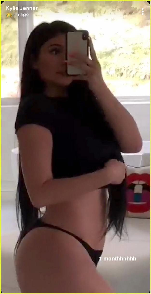 kylie jenner shows off post baby body one month after giving birth 04